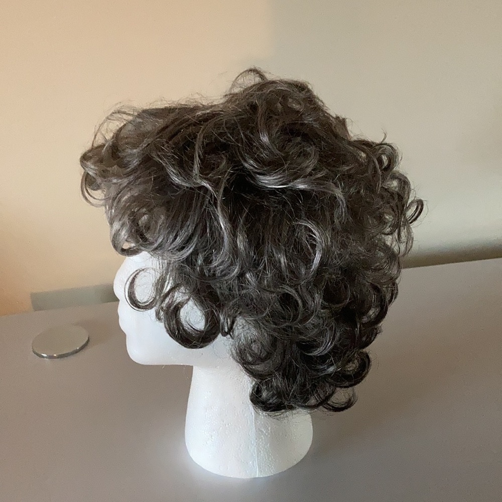 Gray wig - Picture 2 of 4